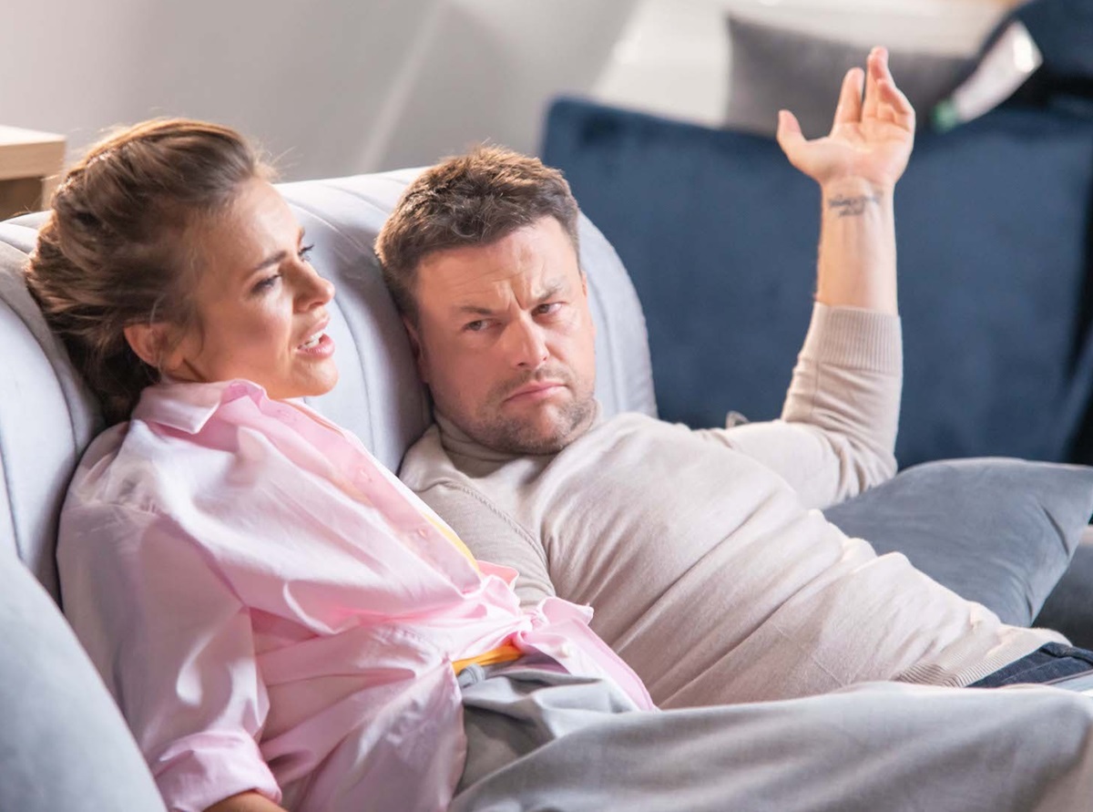 You are currently viewing Z humorem o panelach i dywanach? Domowa rewolucja w serialu z Edytą Herbuś i Piotrem Bukowieckim