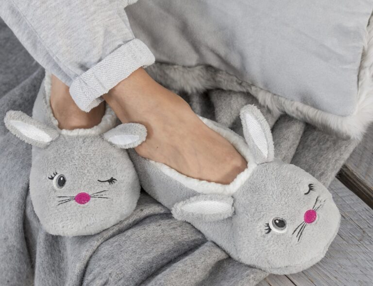 Read more about the article Domowa wygoda i komfort – co wybrać: skarpetki czy kapcie?