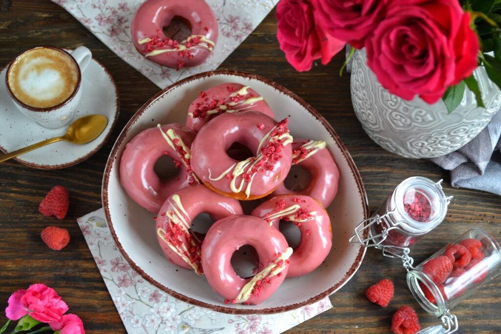 Przepis na najlepsze pączki z dziurką na tłusty czwartek: domowe donuty z polewą malinową