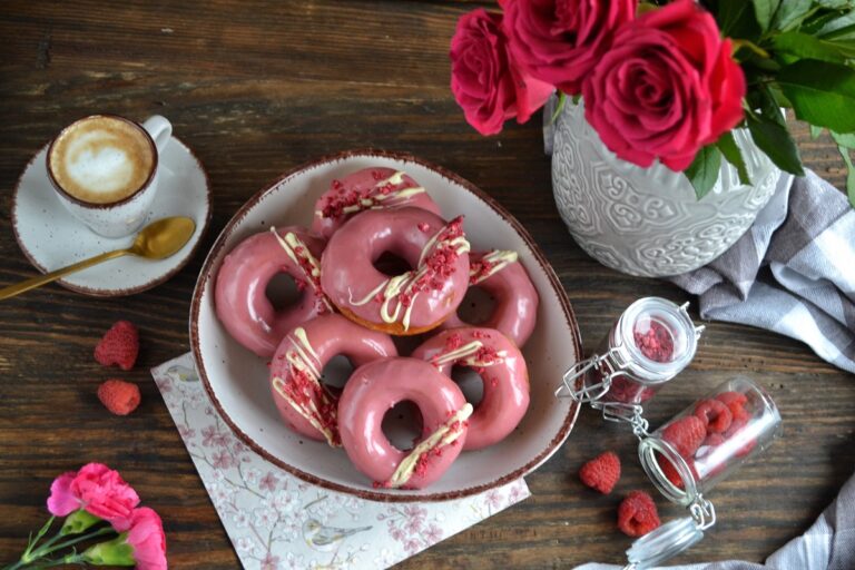 Read more about the article Przepis na najlepsze pączki z dziurką na tłusty czwartek: domowe donuty z polewą malinową