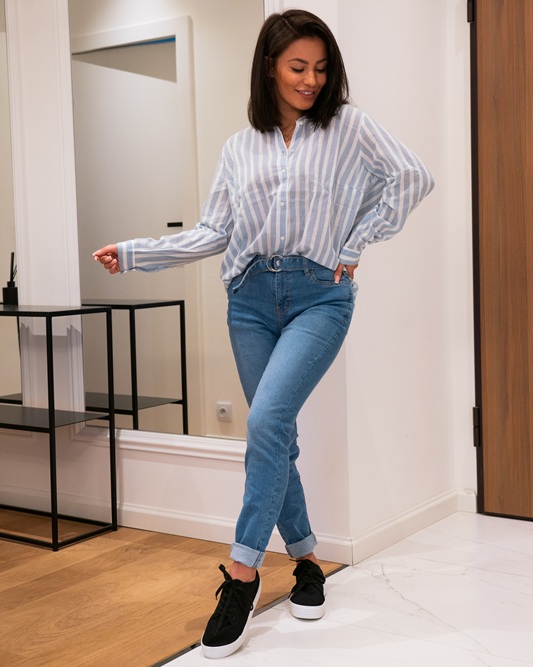 Jeansy w wiosennych stylizacjach – jak je nosić wiosną?