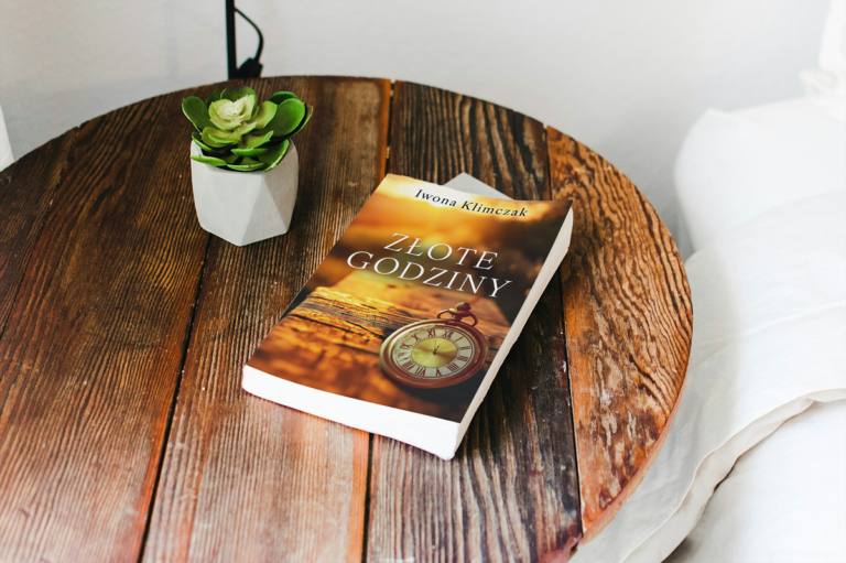 Read more about the article Książka dla kobiet o samotności „Złote godziny”