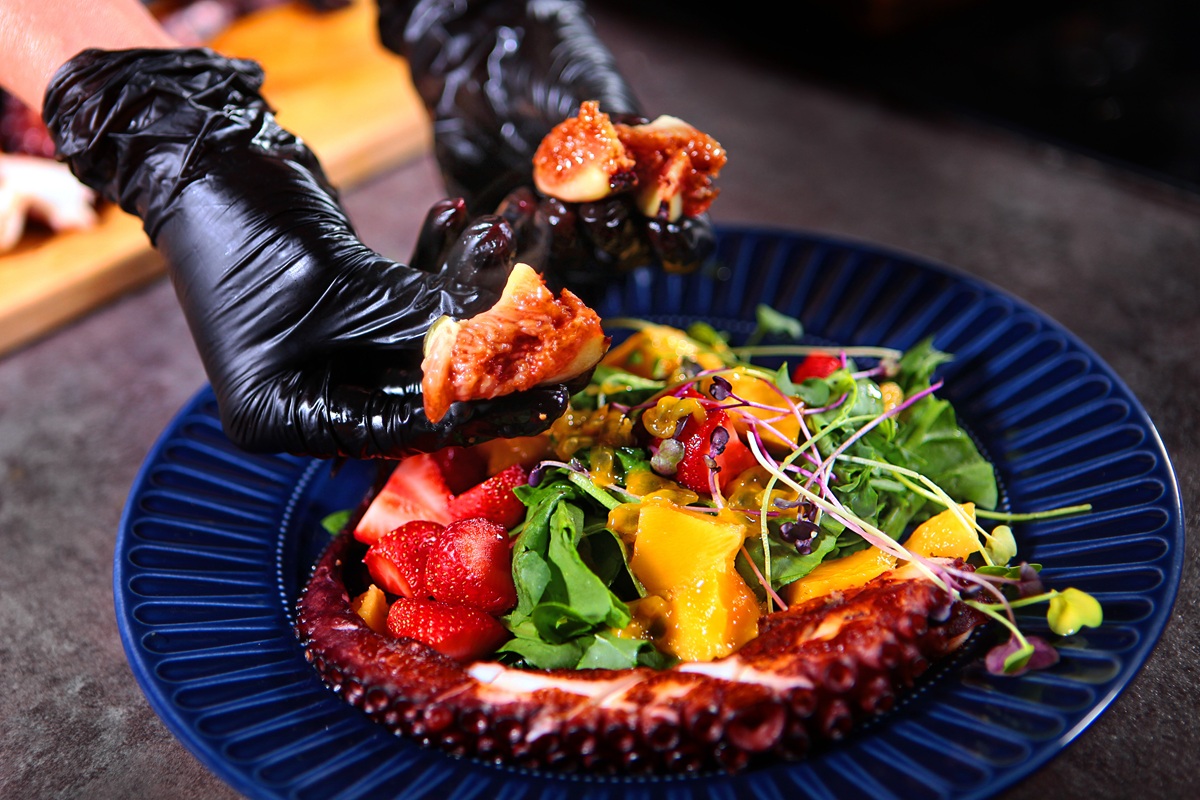 You are currently viewing Przepis na sałatkę z truskawkami i ośmiornicą z sosem balsamicznym