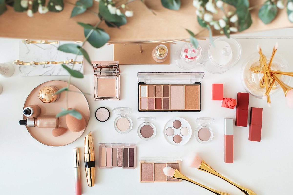 You are currently viewing Niezbędna pielęgnacja w kobiecej kosmetyczce: kosmetyki, które warto mieć