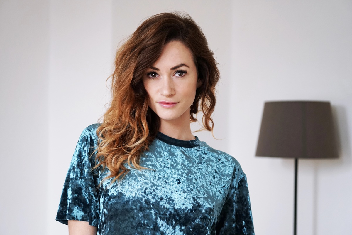 You are currently viewing Syndrom grzecznej dziewczynki – jak brak pewności siebie blokuje Twój sukces