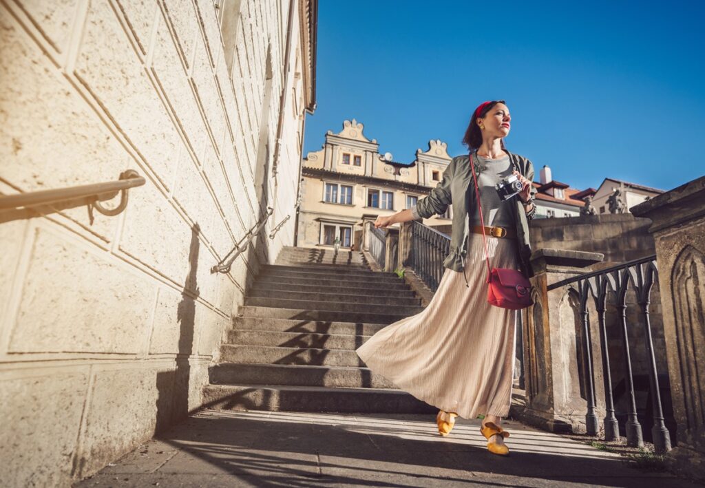 Letnie trendy 2025 – zrównoważona moda w kobiecym stylu