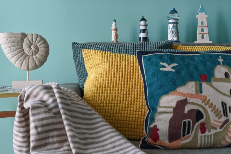 Read more about the article Sypialnia w stylu morskim: jak odmienić wnętrze przed wakacjami?