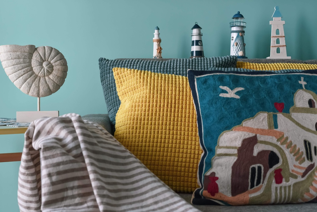 You are currently viewing Sypialnia w stylu morskim: jak odmienić wnętrze przed wakacjami?