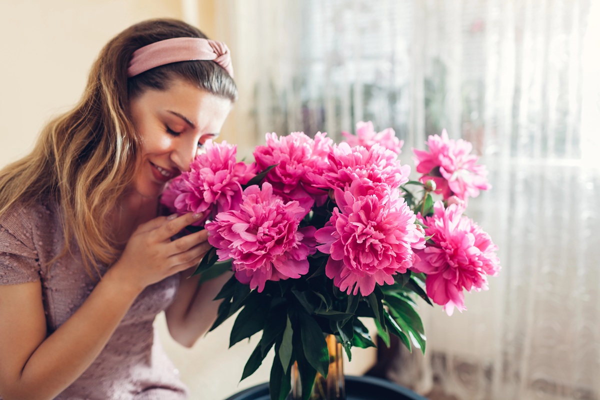 You are currently viewing Zmysłoterapia: Jak czytać zapachy, czyli o nucie głowy, serca i głębi