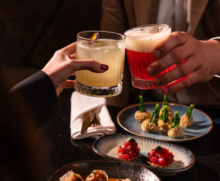 Read more about the article Cocktail pairing – co warto wiedzieć o sztuce łączenia koktajli z jedzeniem?