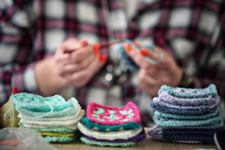 Read more about the article Dzierganie w Przejazdowie: lokalna inicjatywa, która niesie dobro