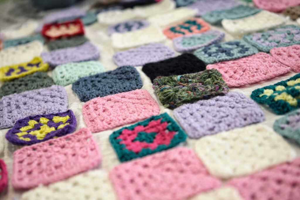 Dzierganie w Przejazdowie: lokalna inicjatywa, która niesie dobro