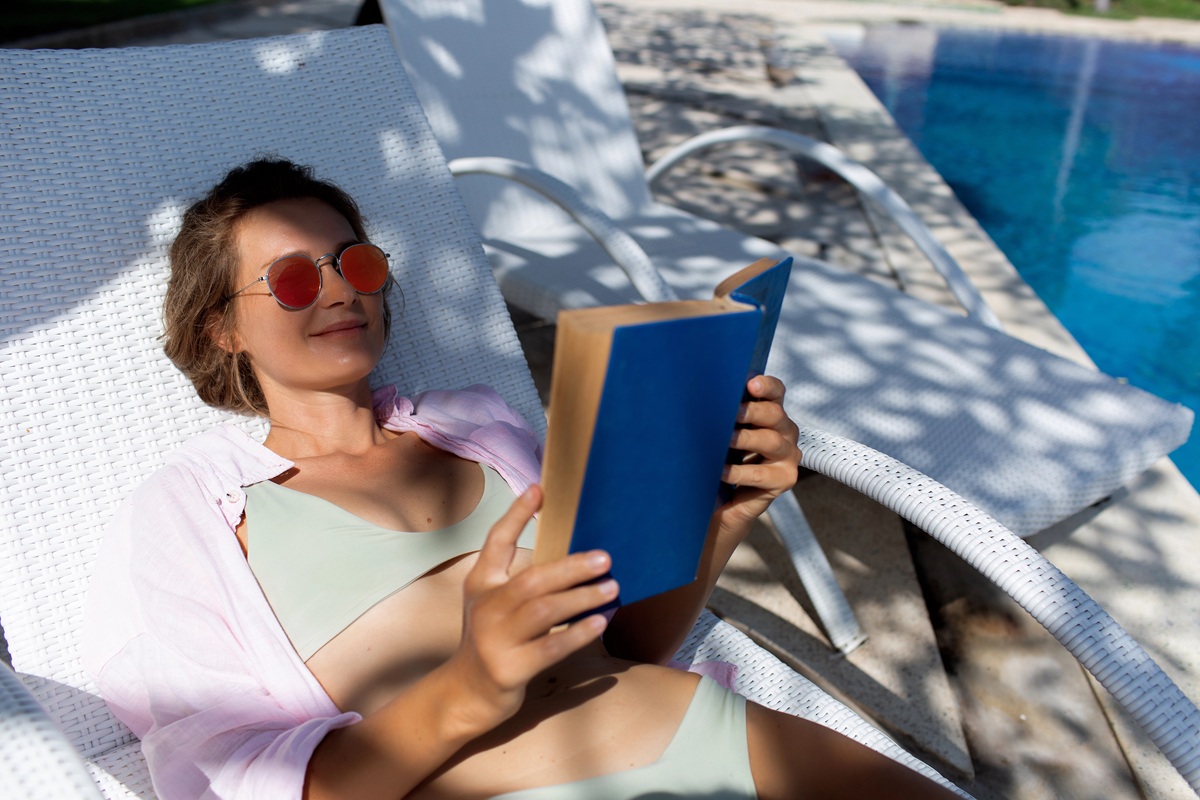 You are currently viewing Książki dla kobiet na urlop – inspirujące lektury na lato 2025