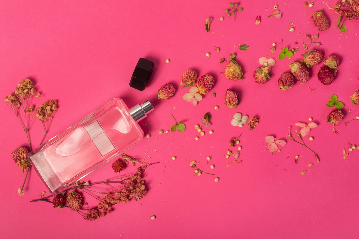 You are currently viewing Perfumy na wakacje – jak wybrać zapach idealny na lato