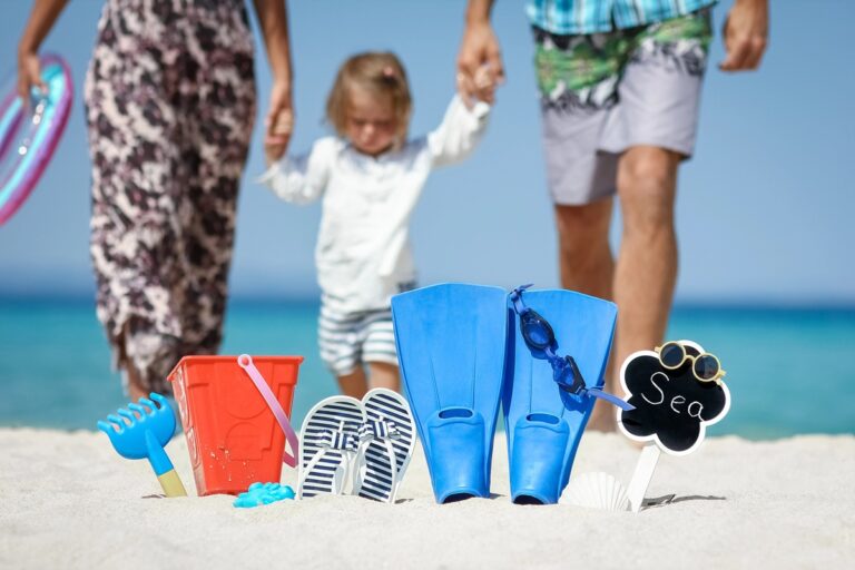 Read more about the article Rodzinne plażowanie z maluchem – jak przygotować się do lata bez stresu?