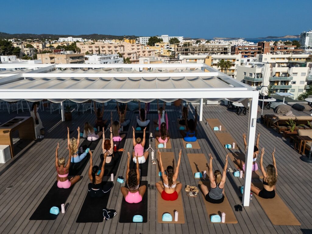 SHEIN rozpoczyna lato 2025 na Ibizie – moda, joga i imprezy