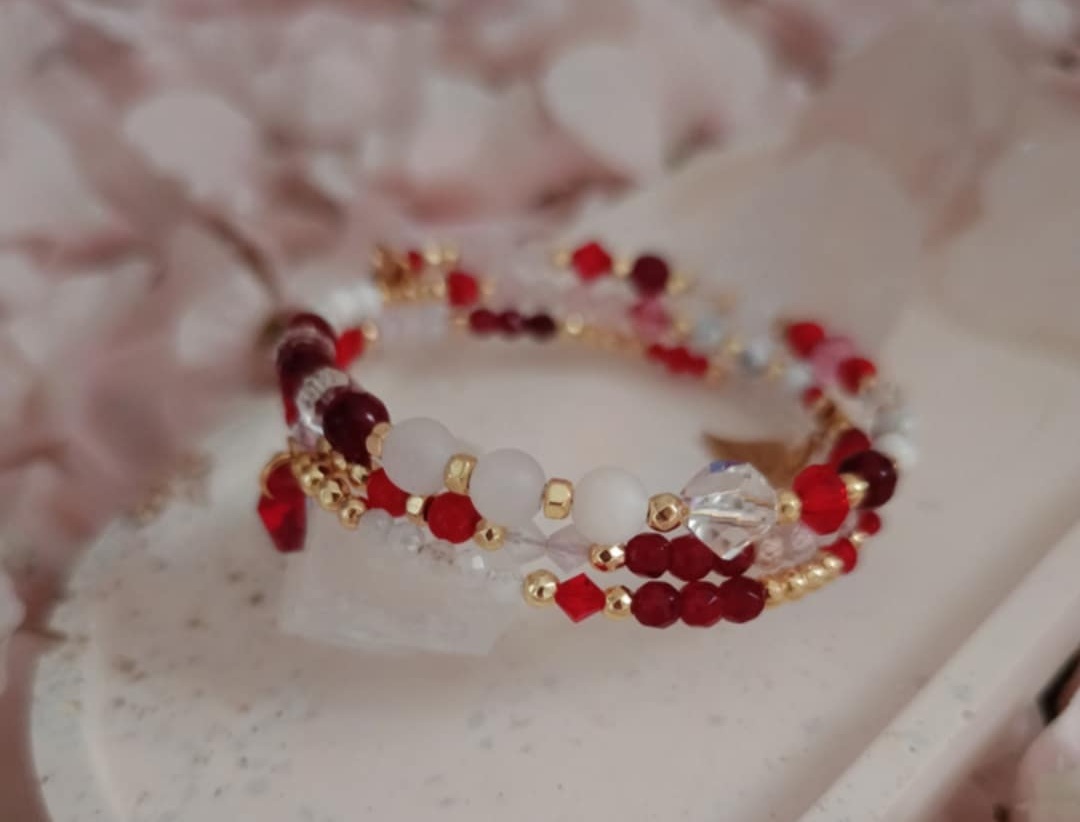 You are currently viewing Biżuteria, która szepcze do duszy — inspirujący wywiad z Martą Pokój