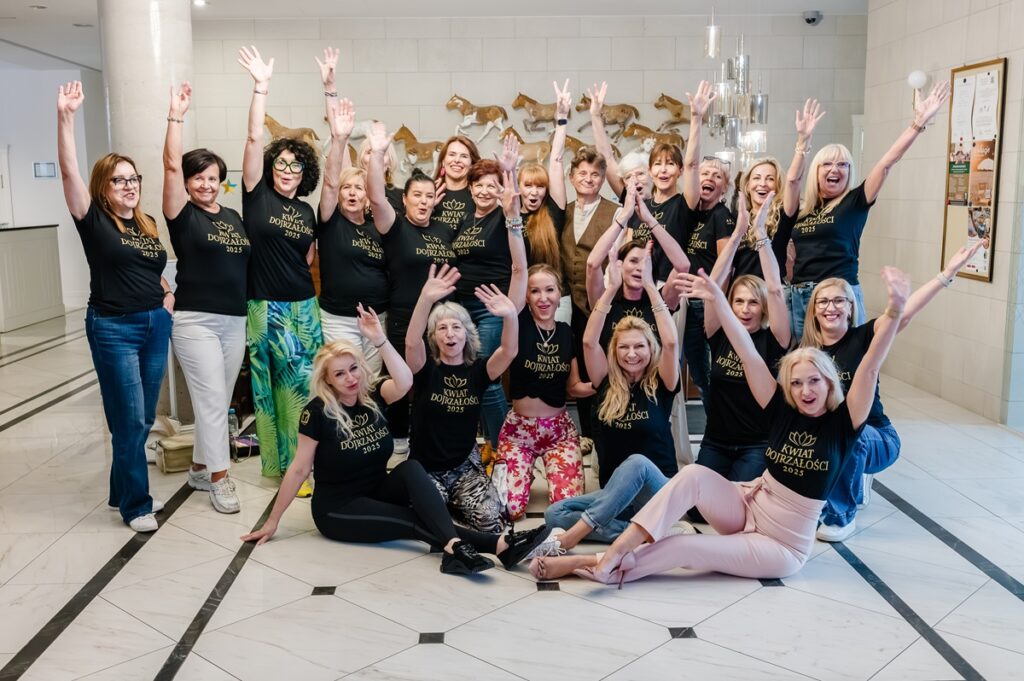 Projekt „Kwiat Dojrzałości” daje kobietom siłę, widoczność i nowe życie