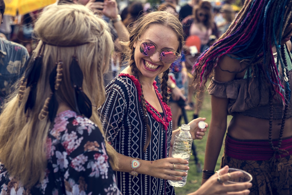 You are currently viewing Sierpniowe festiwale na świecie — kulturalna podróż pełna kolorów, muzyki i tradycji