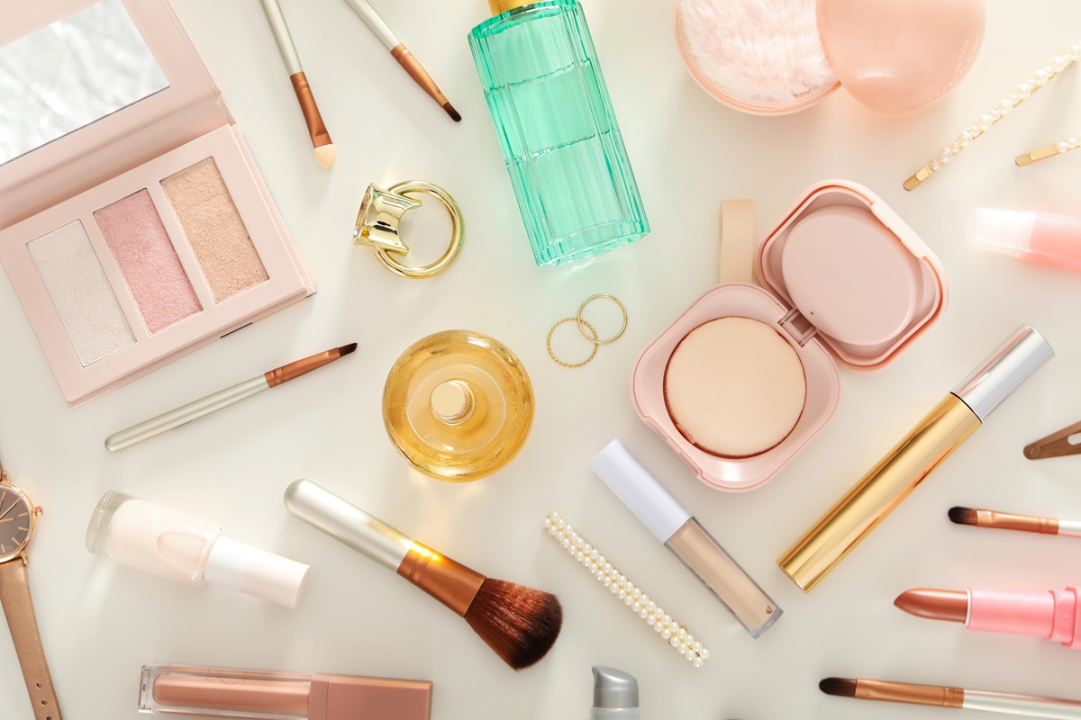 You are currently viewing Sierpniowe hity kosmetyczne – co warto zabrać na ostatni urlop?