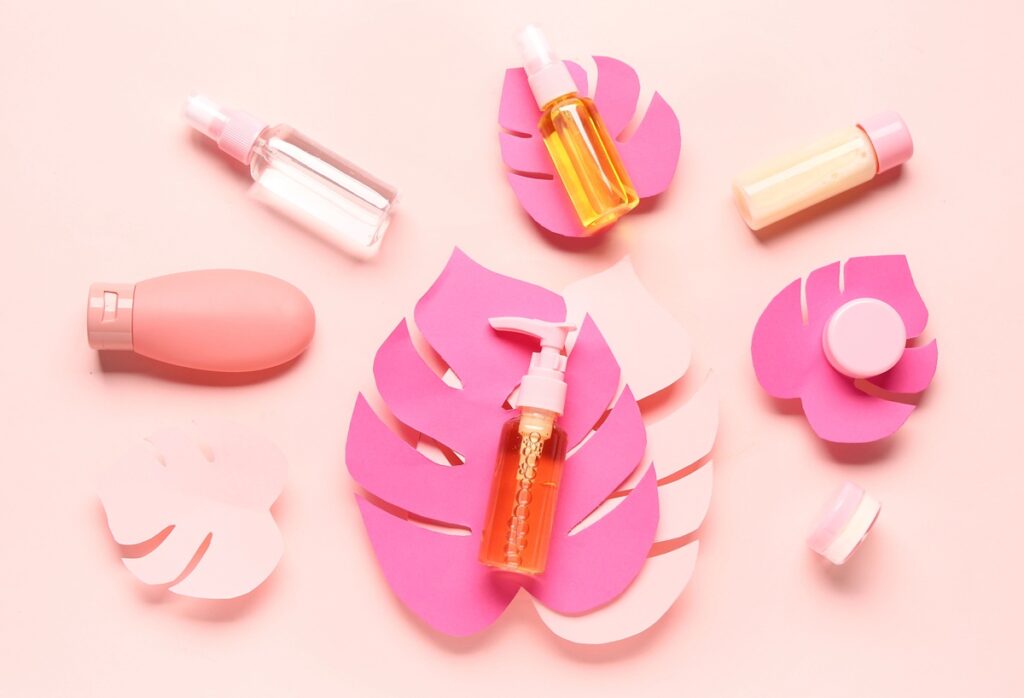 Sierpniowe hity kosmetyczne – co warto zabrać na ostatni urlop?