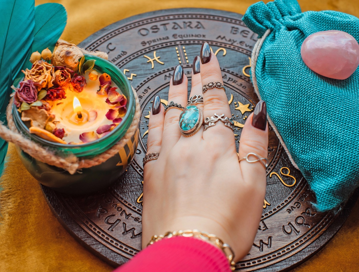 You are currently viewing Horoskop miesięczny na październik 2025