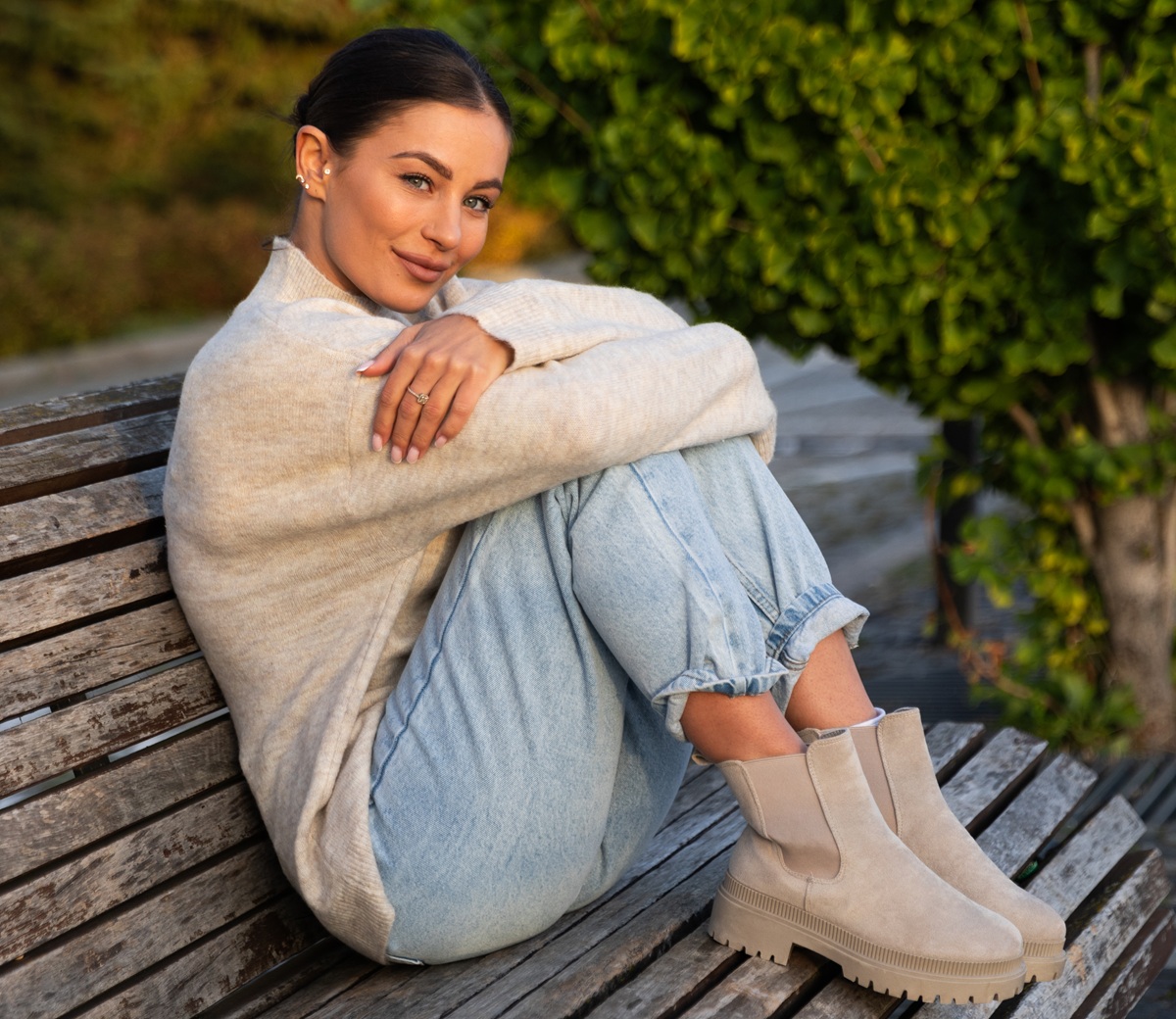 You are currently viewing Jak nosić swetry i kamizelki tej jesieni, by wyglądać stylowo i czuć się pewnie