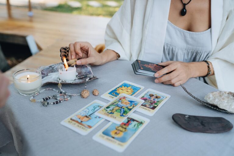 Read more about the article Jak tarot może zmienić Twoje codzienne decyzje i życie duchowe