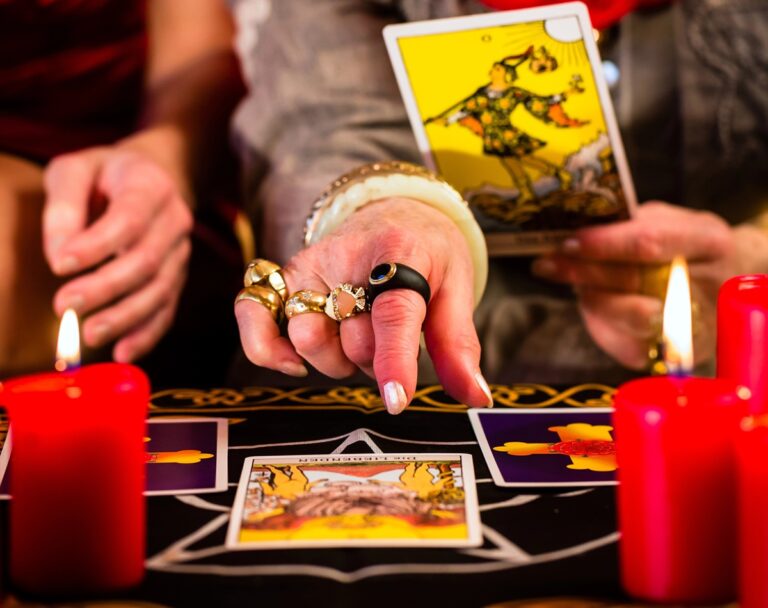 Read more about the article Horoskop miesięczny na listopad 2025