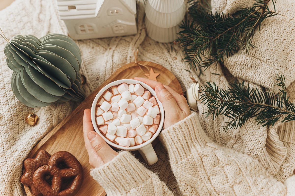 You are currently viewing Światło lampek, zapach cynamonu i spokój w sercu – o świątecznym nastroju, zanim zacznie się grudzień