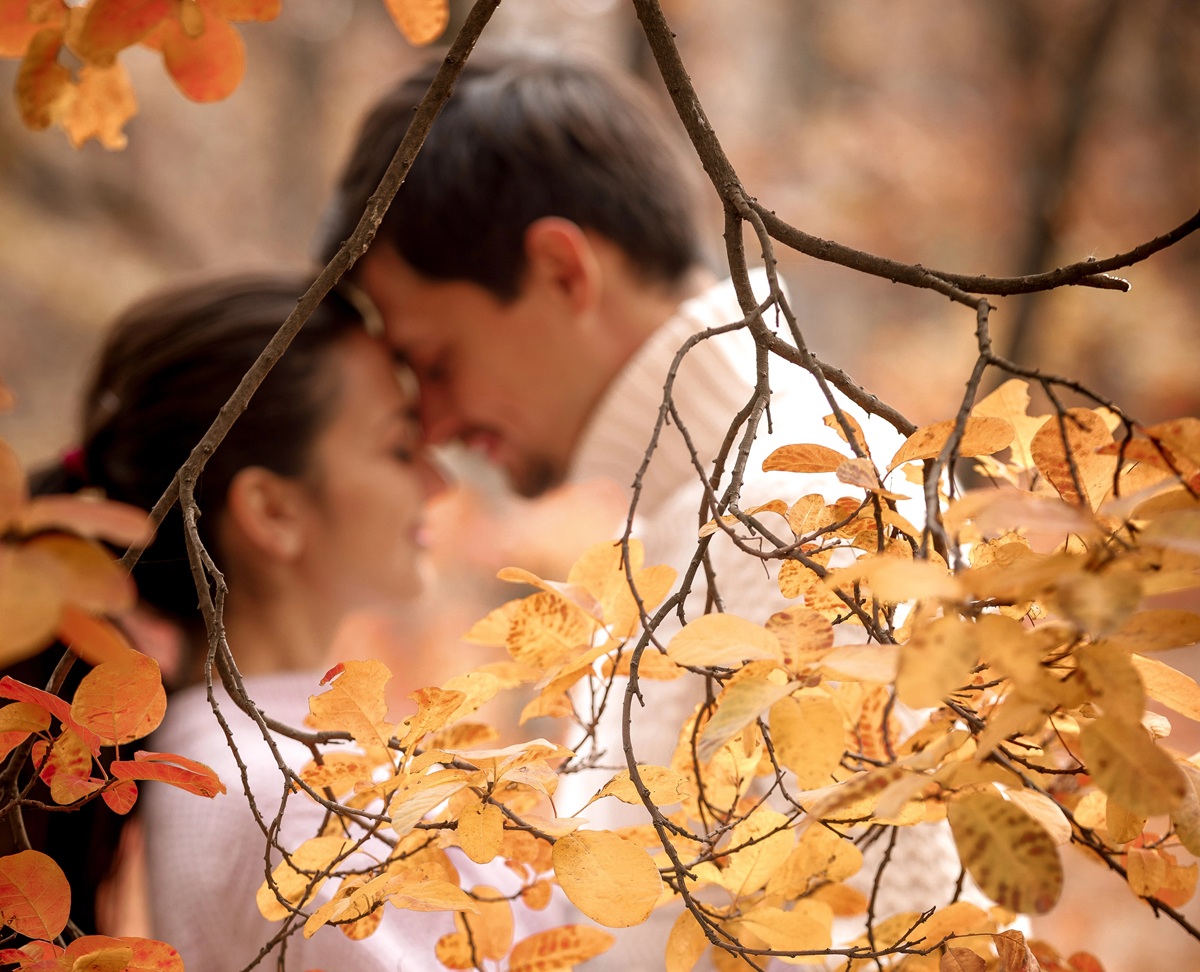 You are currently viewing Związek w listopadzie: jak rozgrzać uczucia, gdy za oknem chłód