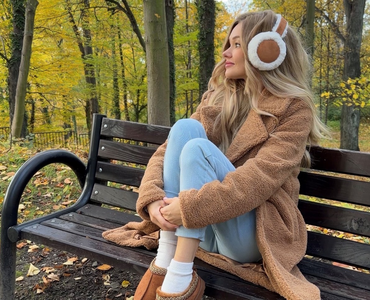 You are currently viewing Karmelowe i beżowe płaszcze z futerka — zimowy must-have