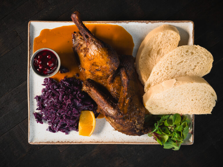 Read more about the article Dřevny Kocur – autentyczna czeska kuchnia w sercu Warszawy