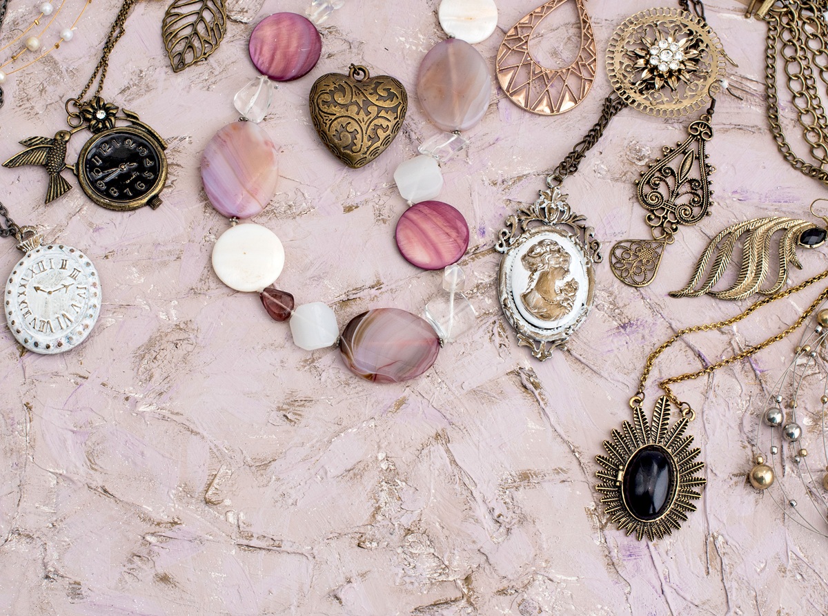 You are currently viewing Kobiece amulety na 2026 – biżuteria i talizmany, które niosą znaczenie