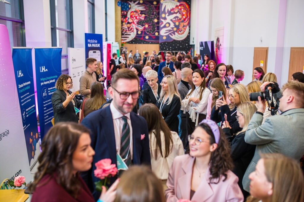 Relacja z Konferencji Girlbosskie 2025 i Gali Kursory Roku. Popularny portal dla kobiet e-Wenus.pl