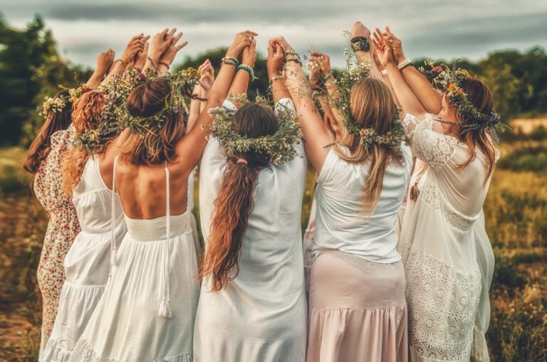 Read more about the article Jak kobiety świętują wiosnę na świecie? Rytuały, tradycje i kobiece odrodzenie
