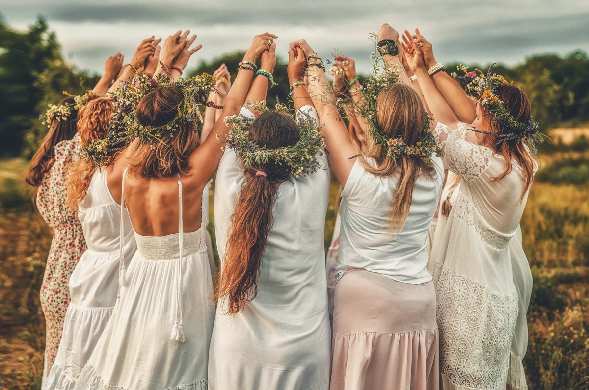 You are currently viewing Jak kobiety świętują wiosnę na świecie? Rytuały, tradycje i kobiece odrodzenie
