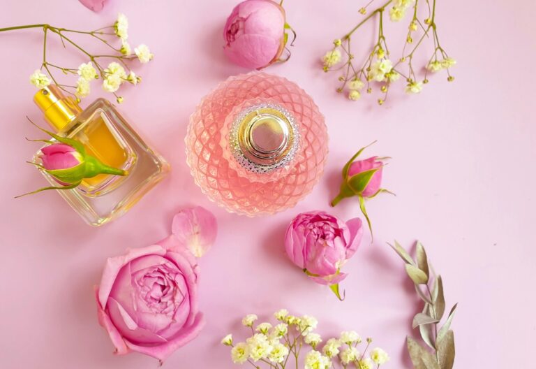 Read more about the article Kwiatowe aromaty w perfumach i kosmetykach zmieniają nastrój, energię i styl życia kobiet