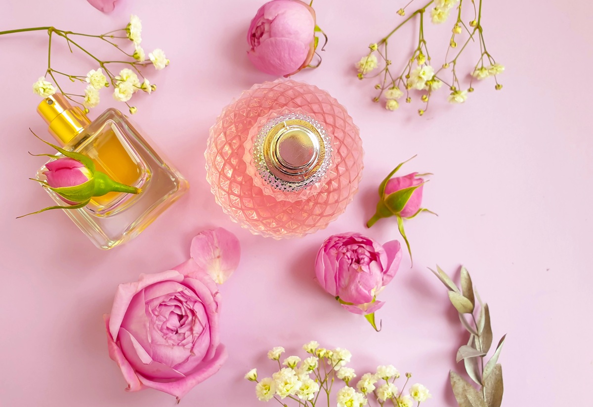You are currently viewing Kwiatowe aromaty w perfumach i kosmetykach zmieniają nastrój, energię i styl życia kobiet