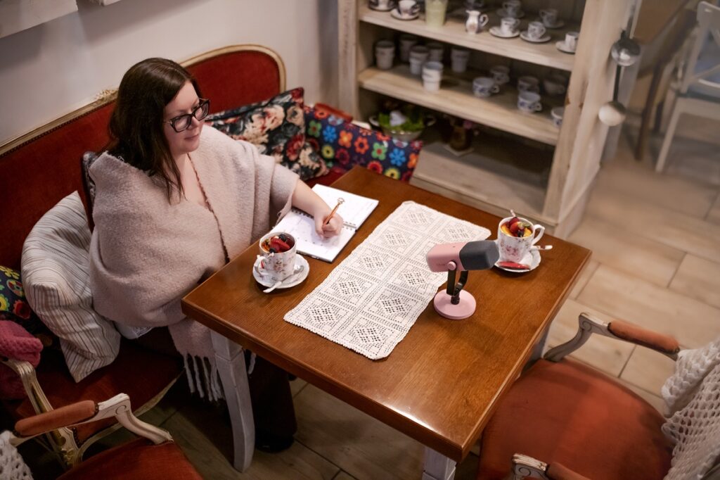 Premiera podcastu „Dobrze Tu Być” – rozmowy, które zostają z Tobą na długo. Popularny portal dla kobiet e-Wenus.pl