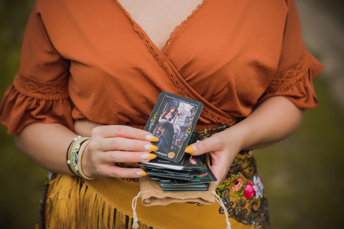 You are currently viewing Tarot na marzec 2026: prognoza miłości i pracy dla wszystkich znaków zodiaku