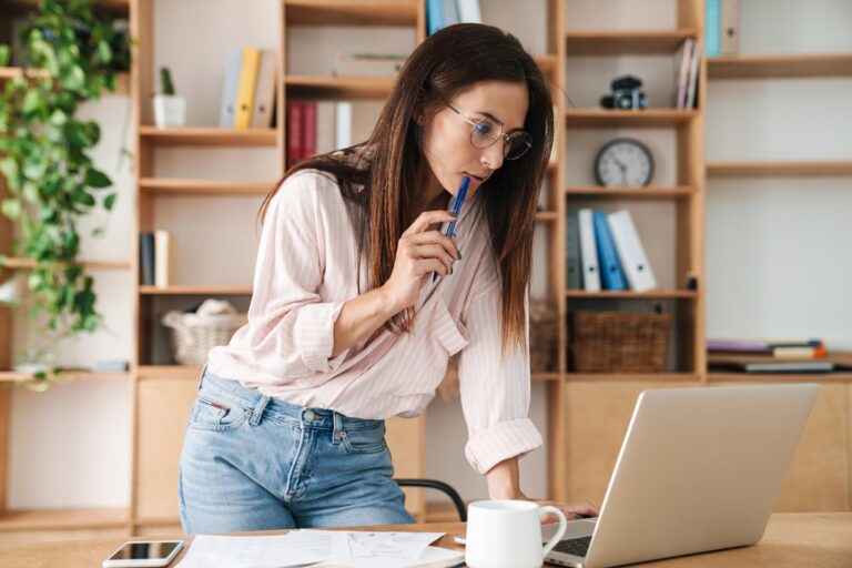 Freelancerka 2026 – jak znaleźć klientów online w erze AI i social commerce?
