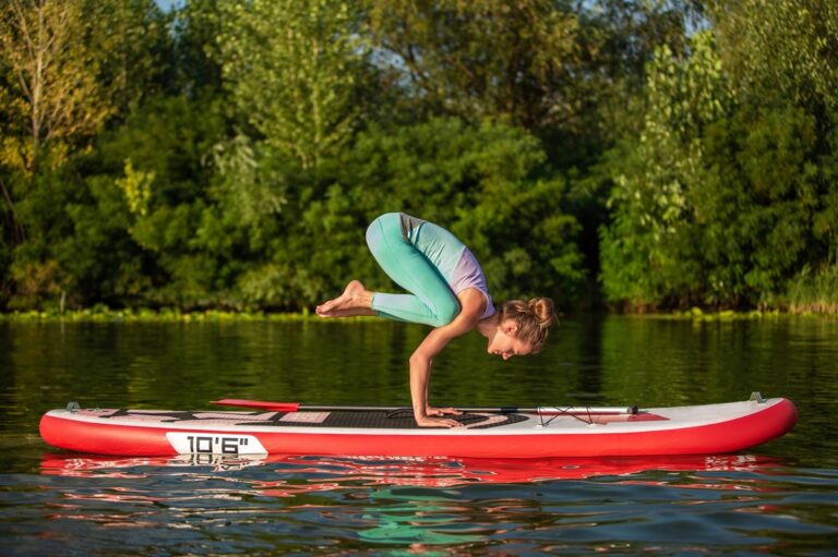 Joga na wodzie (SUP Joga) – dlaczego ten sport staje się hitem wśród kobiet?