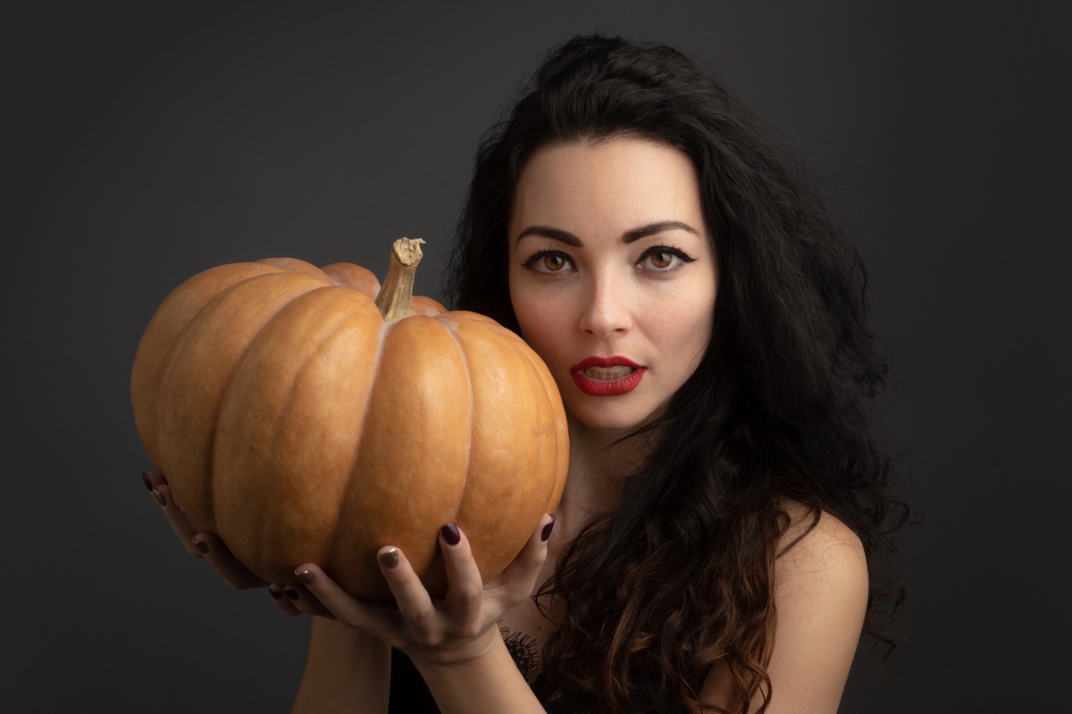 You are currently viewing Między światami. Jesień, Halloween i tradycje, które przypominają nam o tych, którzy odeszli